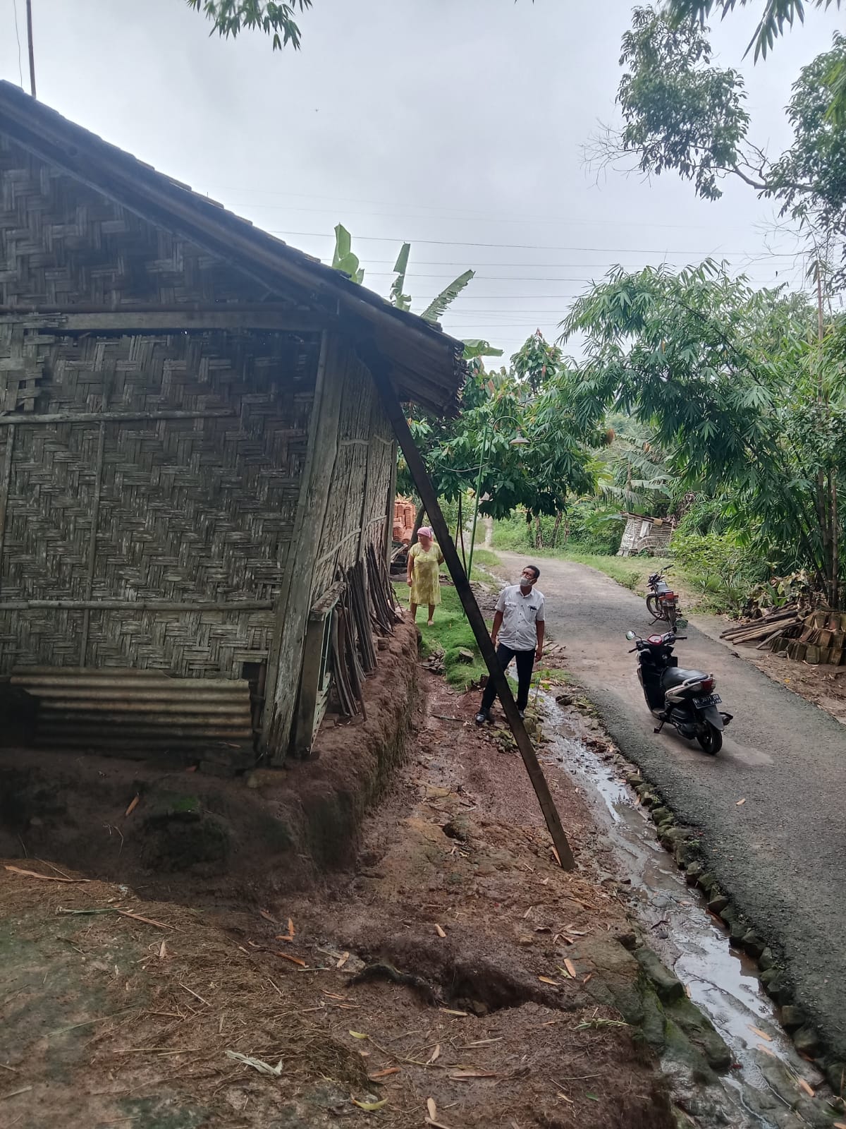 Miris, Warga Gumukrejo ini Tinggal di Rumah Reyot dan Nyaris Roboh