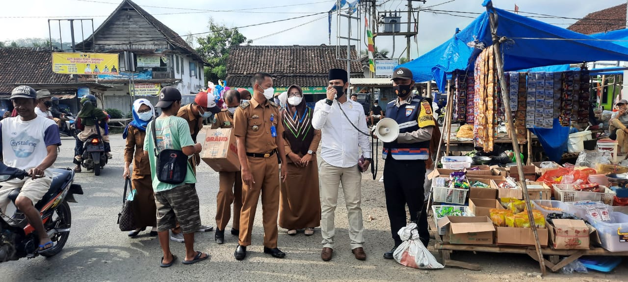 Anggota DPRD Tanggamus Sosialisasi Prokes Dan Bagikan Masker.