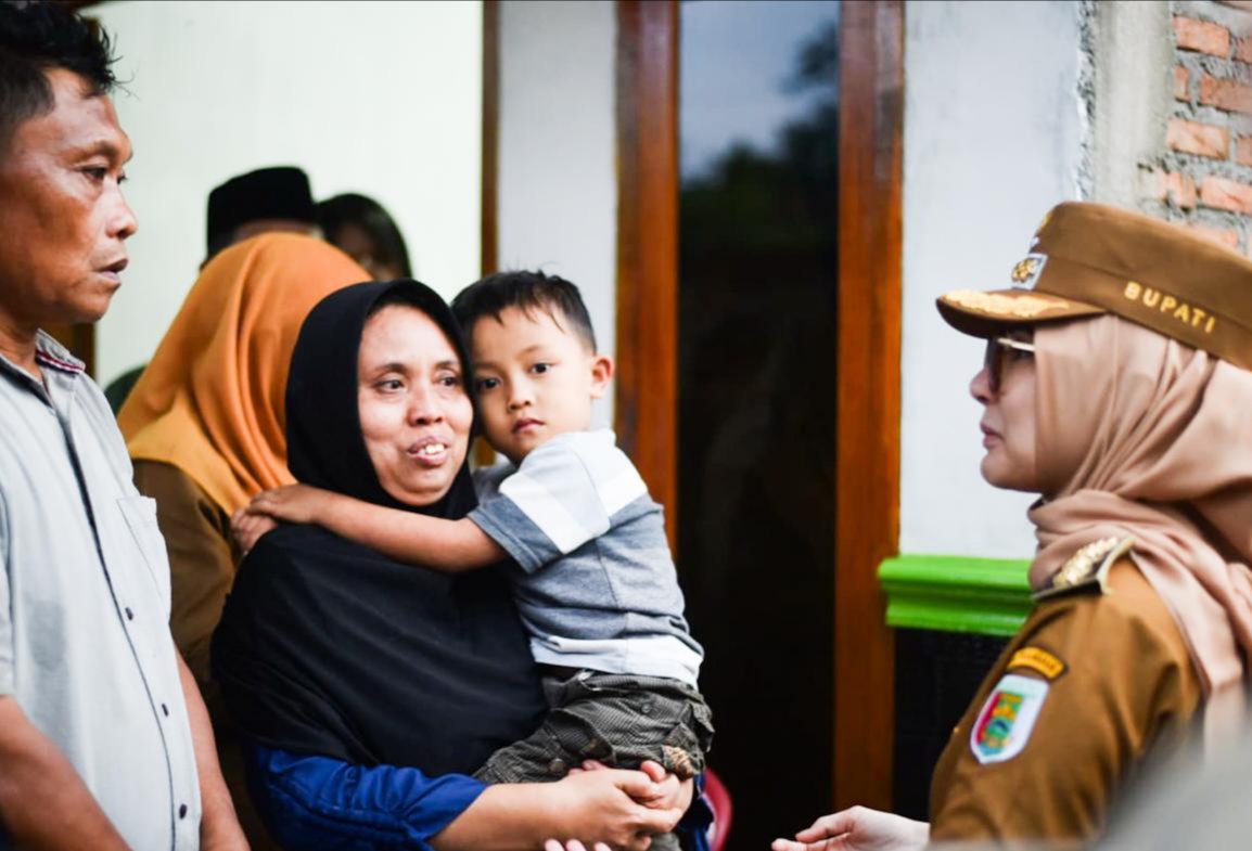 Bupati Nanda Tinjau Korban Hujan dan Angin Kencang