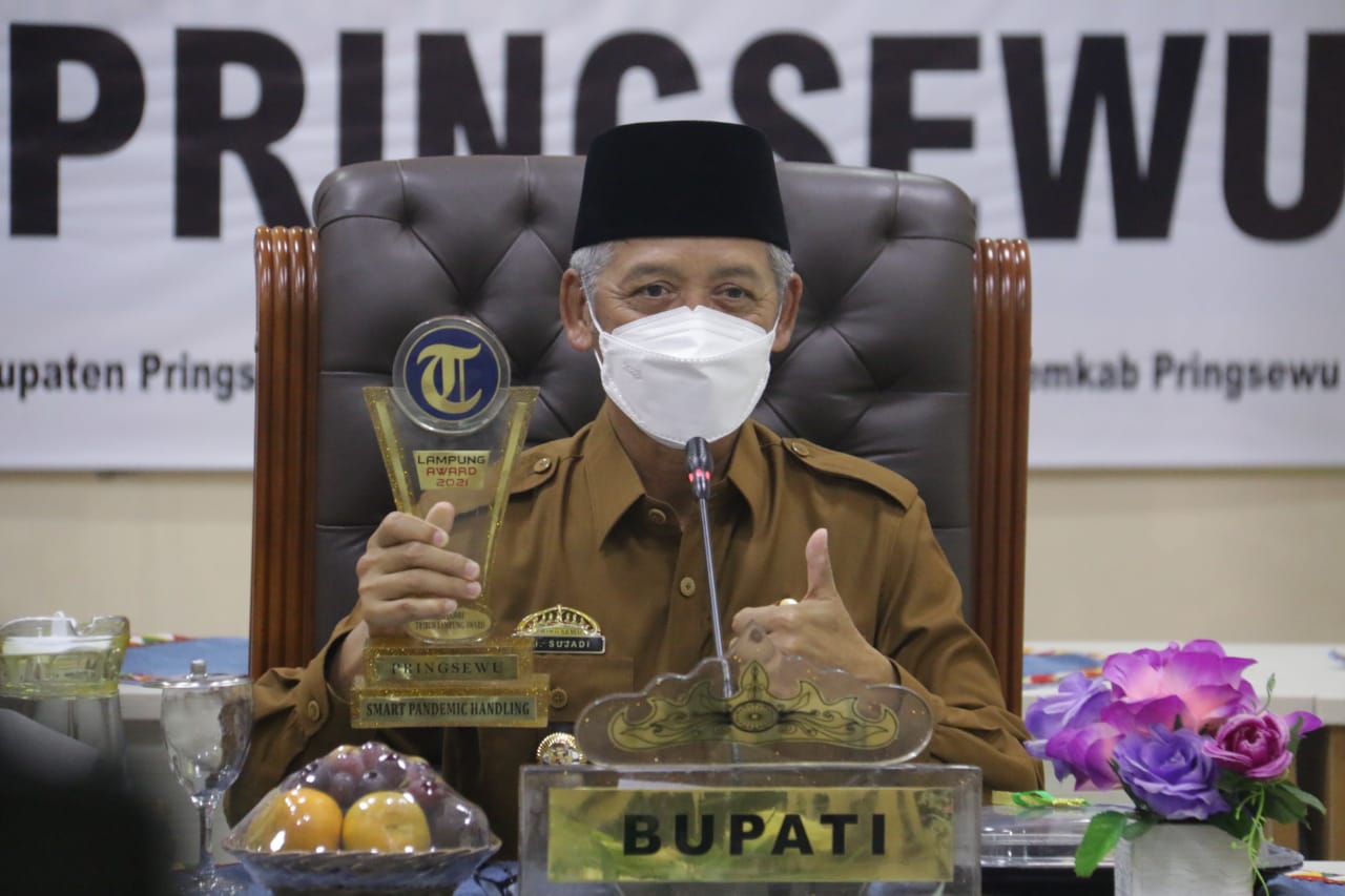 Bupati Sujadi Terima Penghargaan Tribun Lampung Award 2021