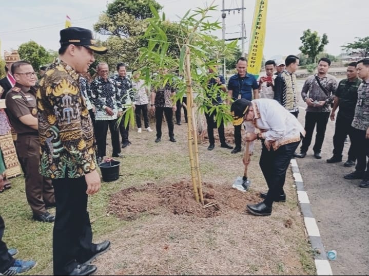 Jadi Icon Daerah, Pj.Gubernur Lampung Tanam Bambu di Kantor Bupati Pringsewu