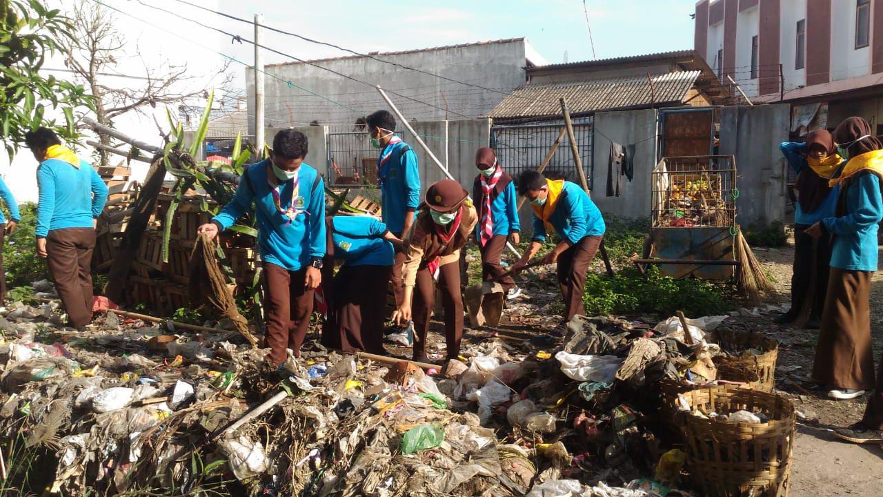 Peduli Lingkungan, MAN 1 Pringsewu Ikuti Kegiatan Jum'at Bersih.