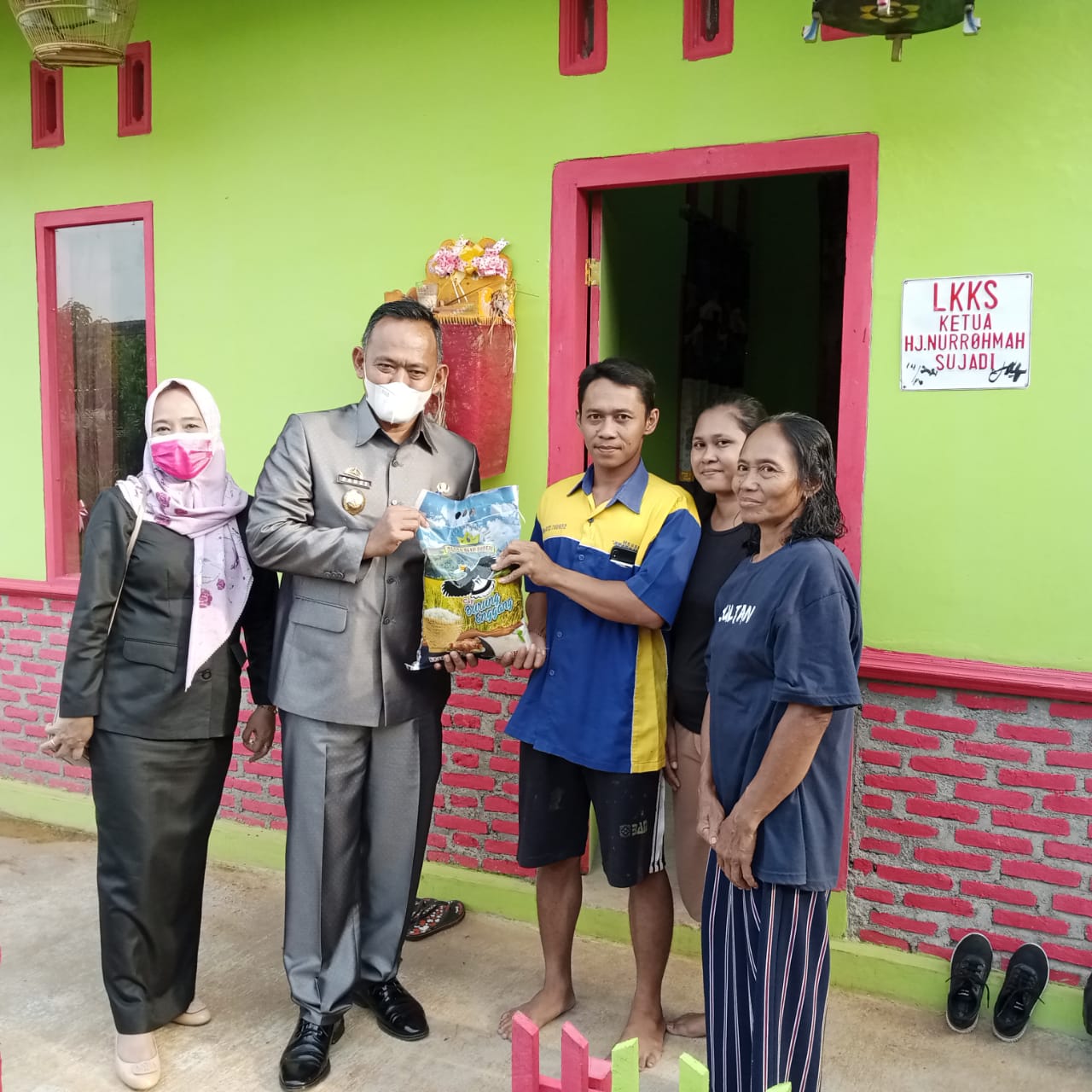 Wabup Pringsewu Kunjungi Warga Penerima Bantuan Bedah Rumah