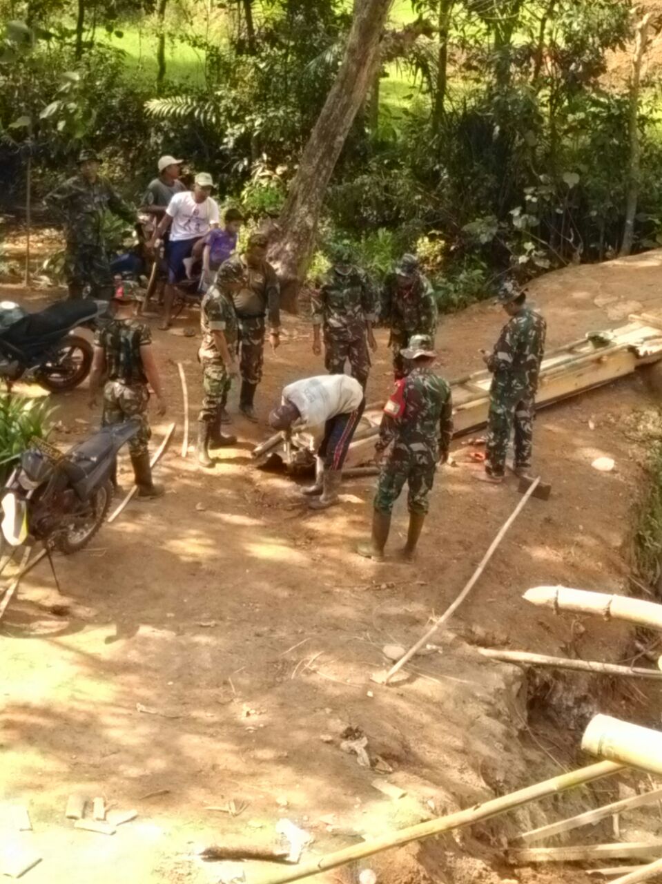 TMMD Pesawaran, Pasukan TNI di Bantu Warga Kebut Pekerjaan Fisik