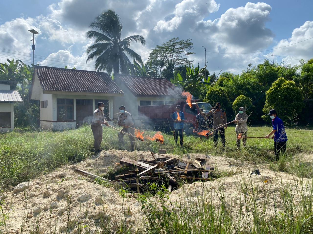 Balai Karantina Pertanian Bandar Lampung Musnahkan Barang Bukti Daging Celeng Ilegal.