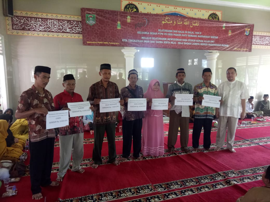 PTPN7 PADANG RATU SERAHKAN BANTUAN 42,5 JUTA