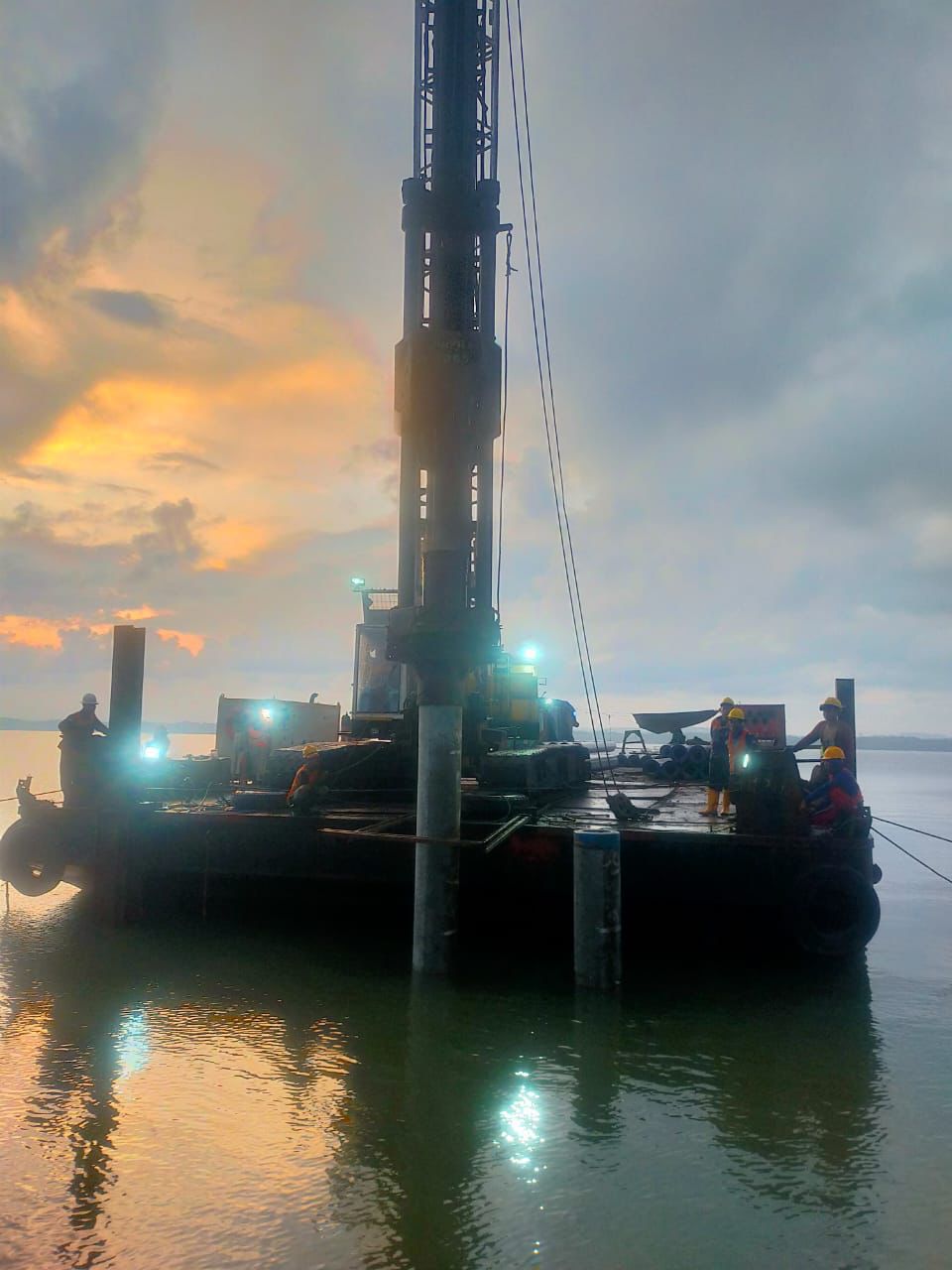 Pertama di Kalimantan, PLN Bangun Tower Transmisi di Laut.