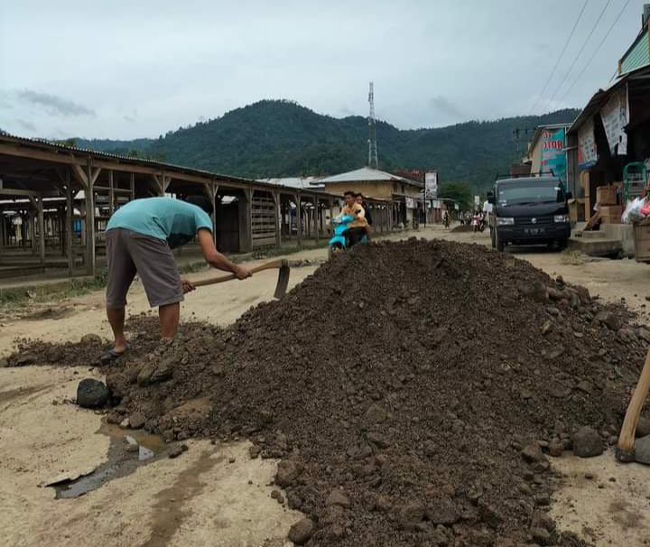 Warga Sukaraja Gotong Royong Perbaiki Jalan Pasar Yang Rusak dan Berlubang