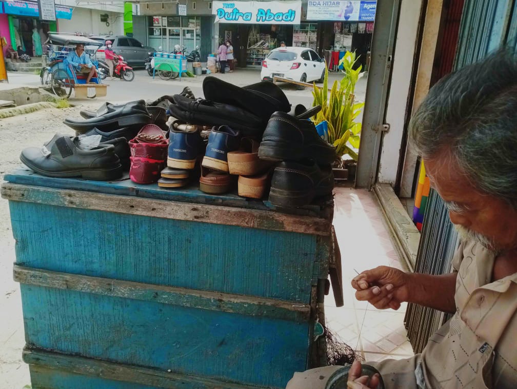 Kasino, Lebih 58 Tahun Menjalani Profesi Tukang Sol Sepatu