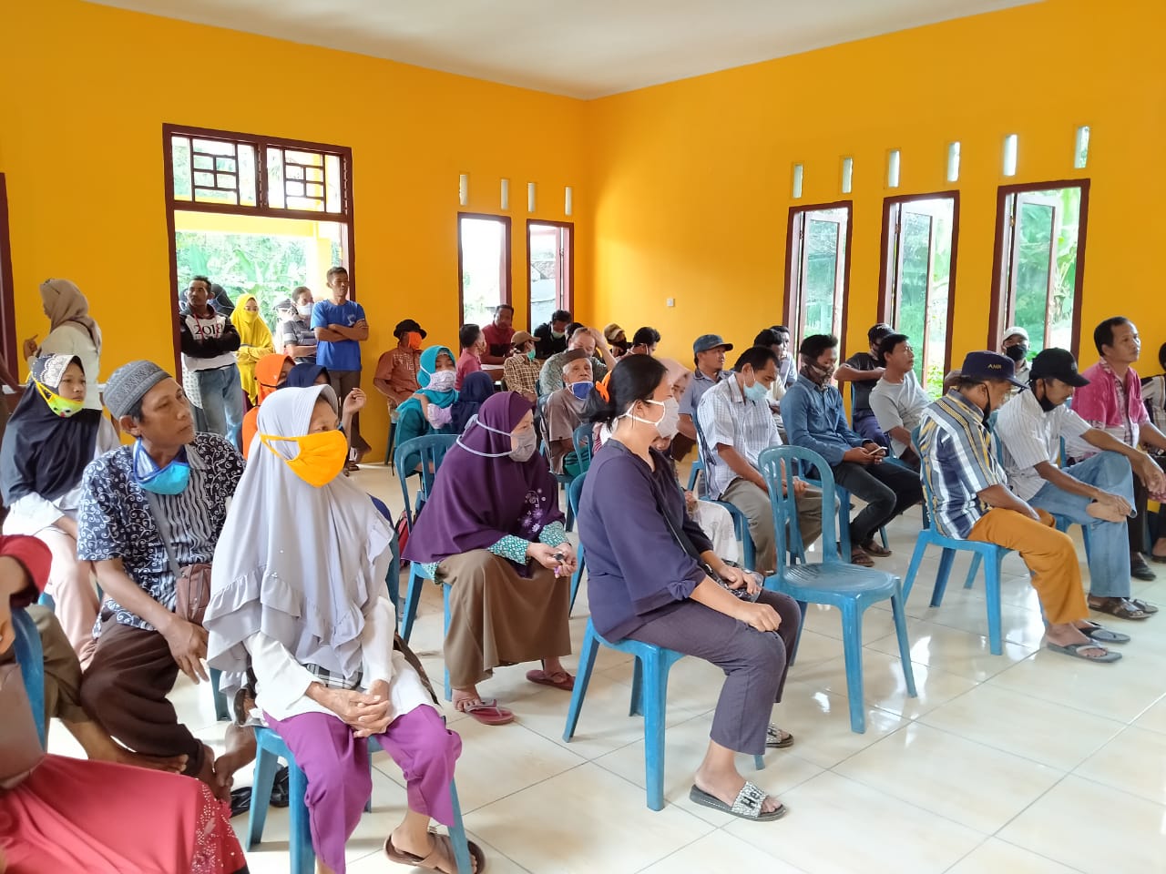 Tuntut Keadilan BST, Warga Datangi Kantor Kelurahan.