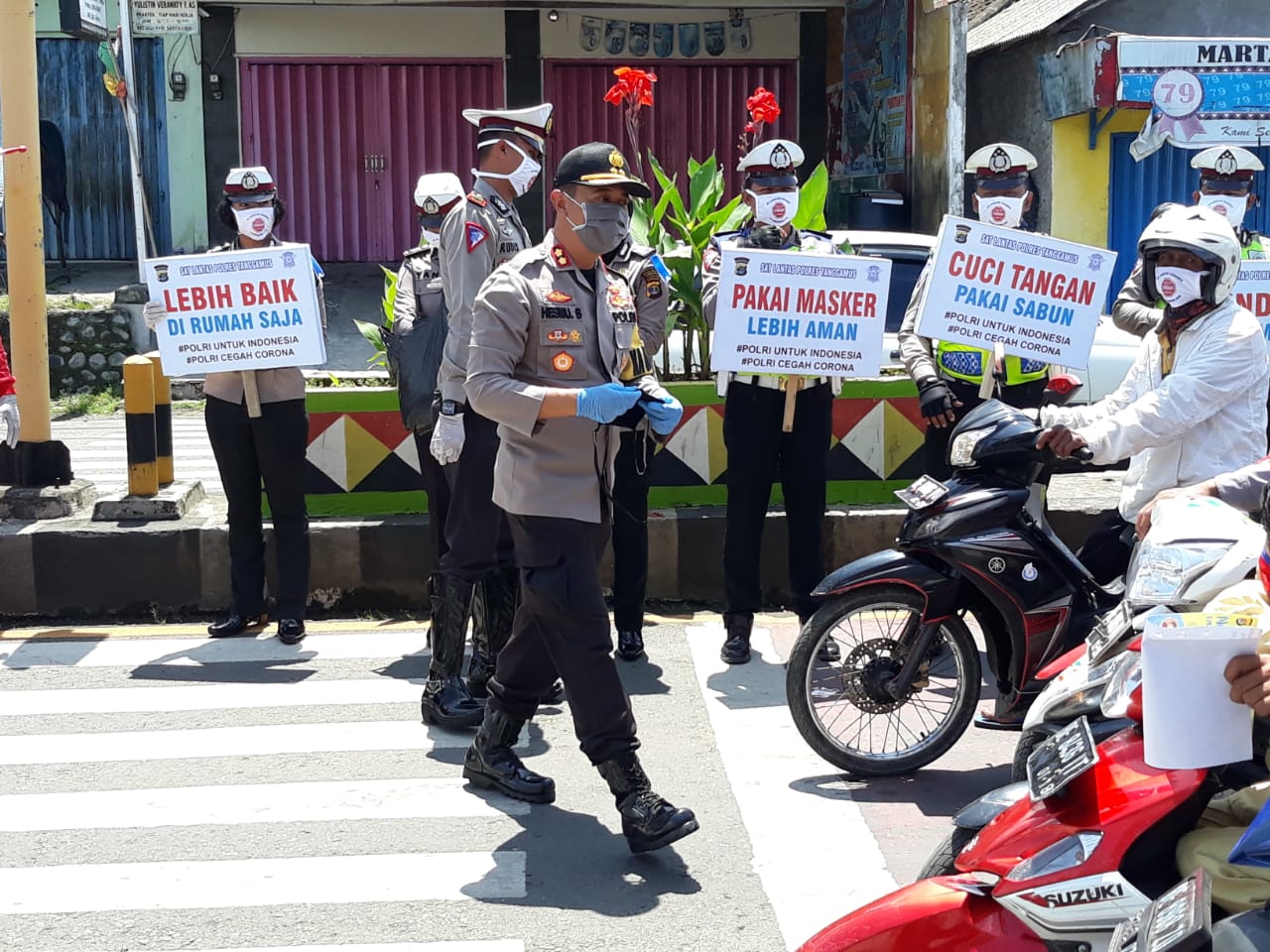 Kapolres Tanggamus Bagikan Masker di Kota Agung