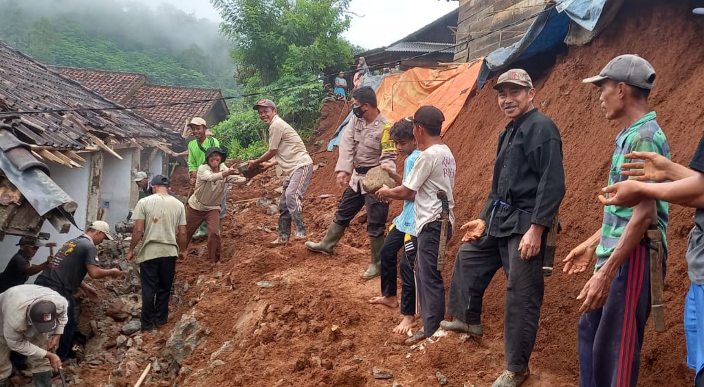 Bersama Warga, Polsek Limau Bersihkan Material Longsor di Pekon Batu Patah Kelumbayan