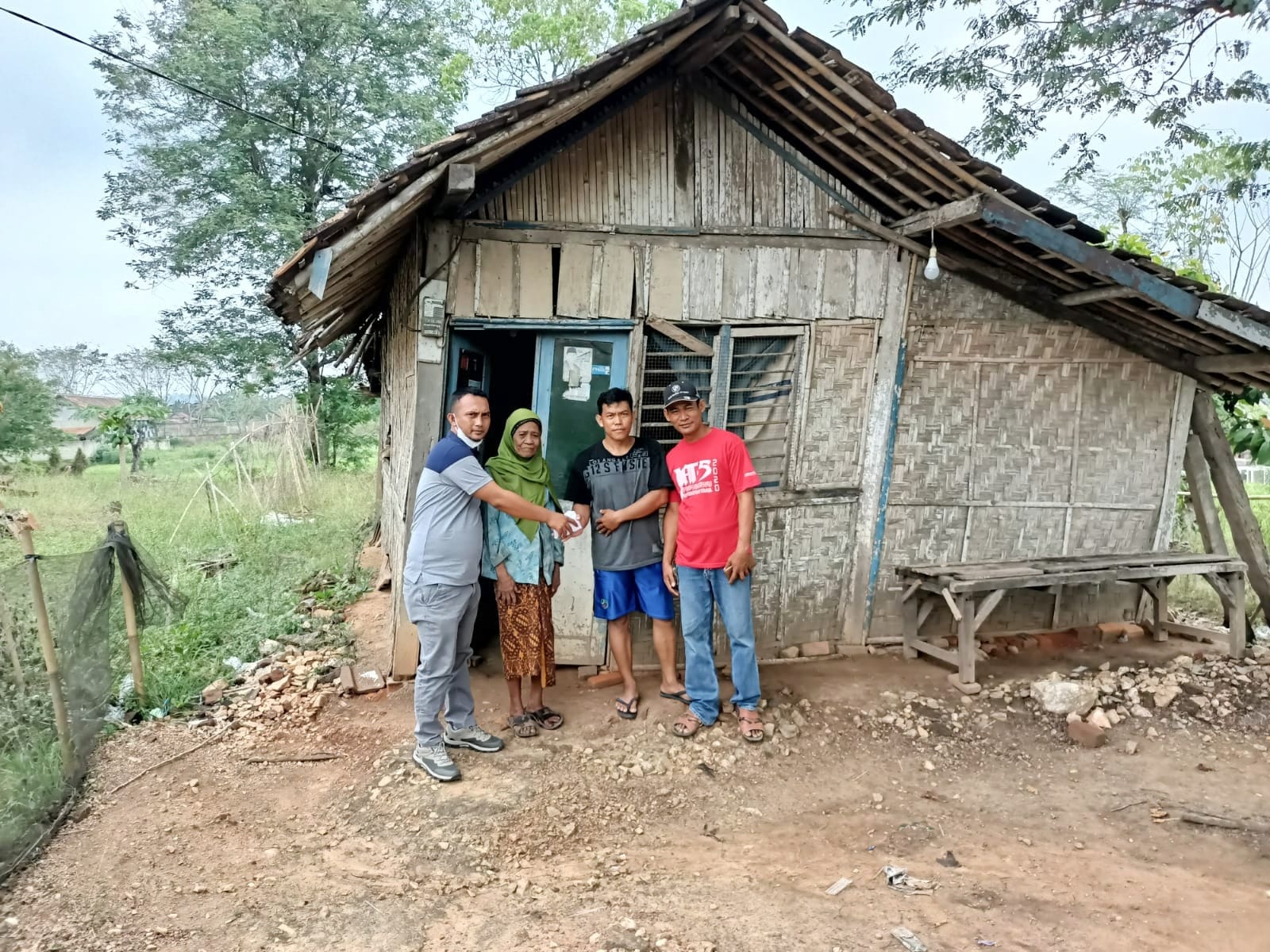 Gelar Baksos, Komunitas PAGAS Pringsewu Bantu Mbah Rawiyah