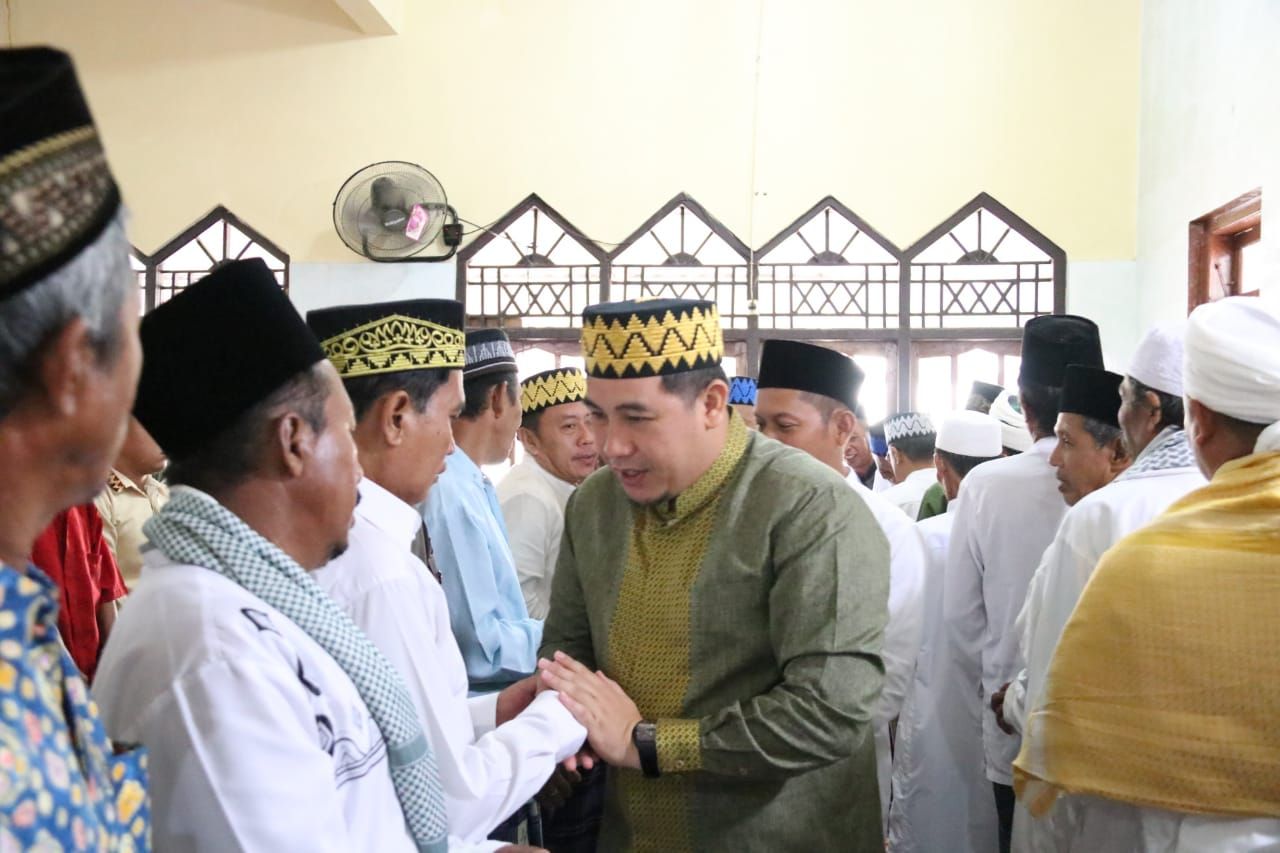 Usai Shalat Ied, Bupati dan Wakil Bupati Potong Hewan Kurban