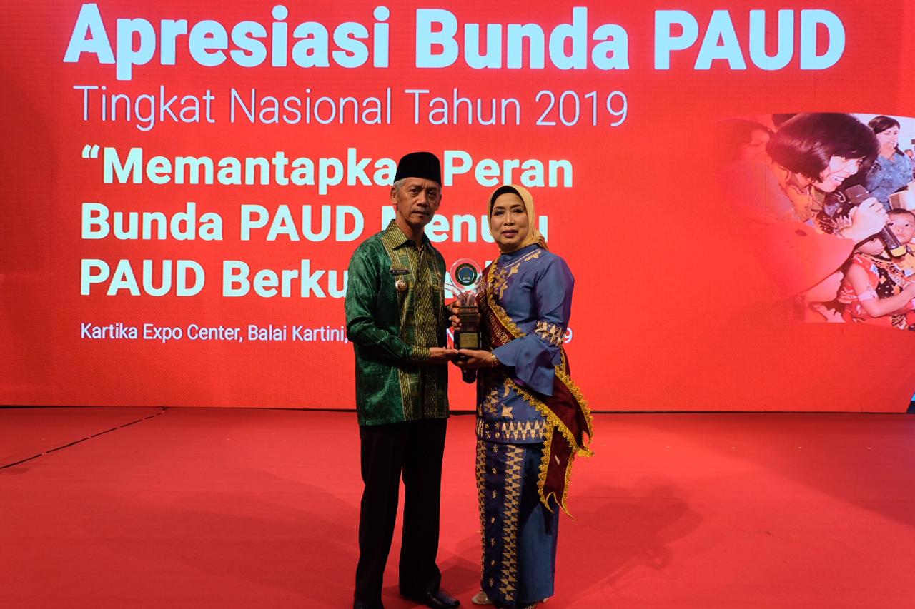 Nurrohmah Sujadi  Memperoleh Apresiasi Bunda Paud Tingkat  Nasional 2019