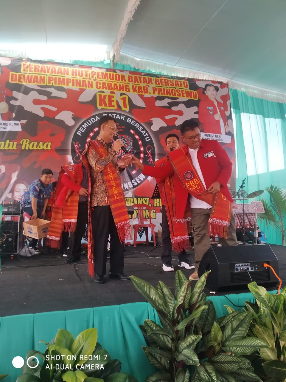 Sumbangkan Lagu Batak Untuk PBB, Pj. Bupati Pringsewu Dapat Saweran.