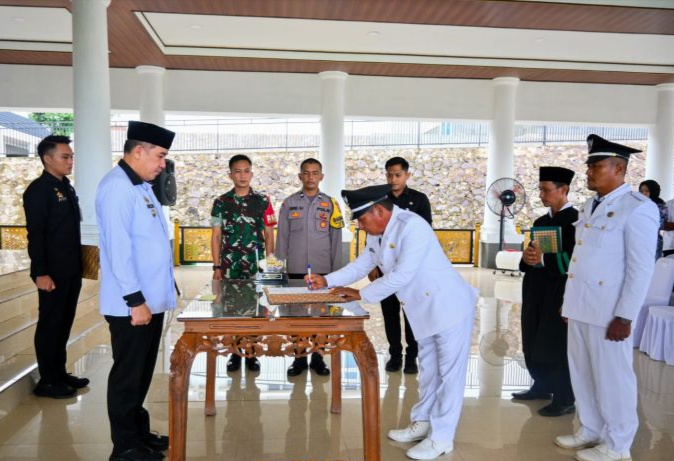 Bupati Dendi Ramadhona Lantik Tiga Penjabat Kepala Desa