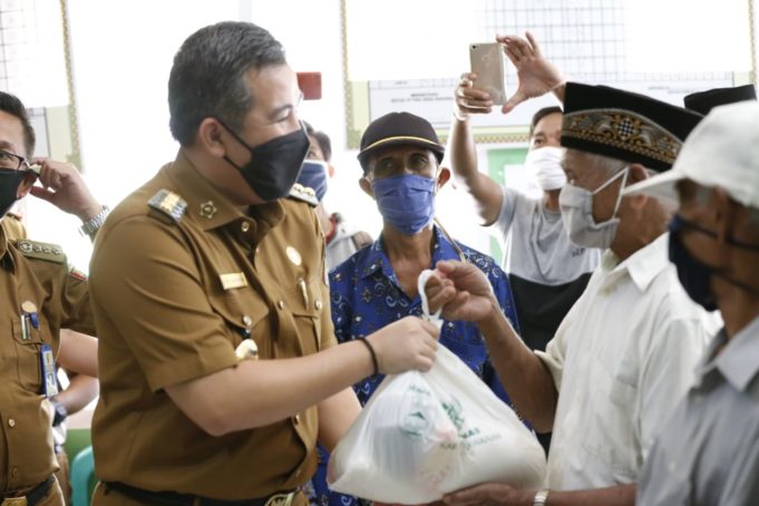 Bupati Pesawaran Beri Santunan Anak Yatim Piatu dan Kaum Duafa