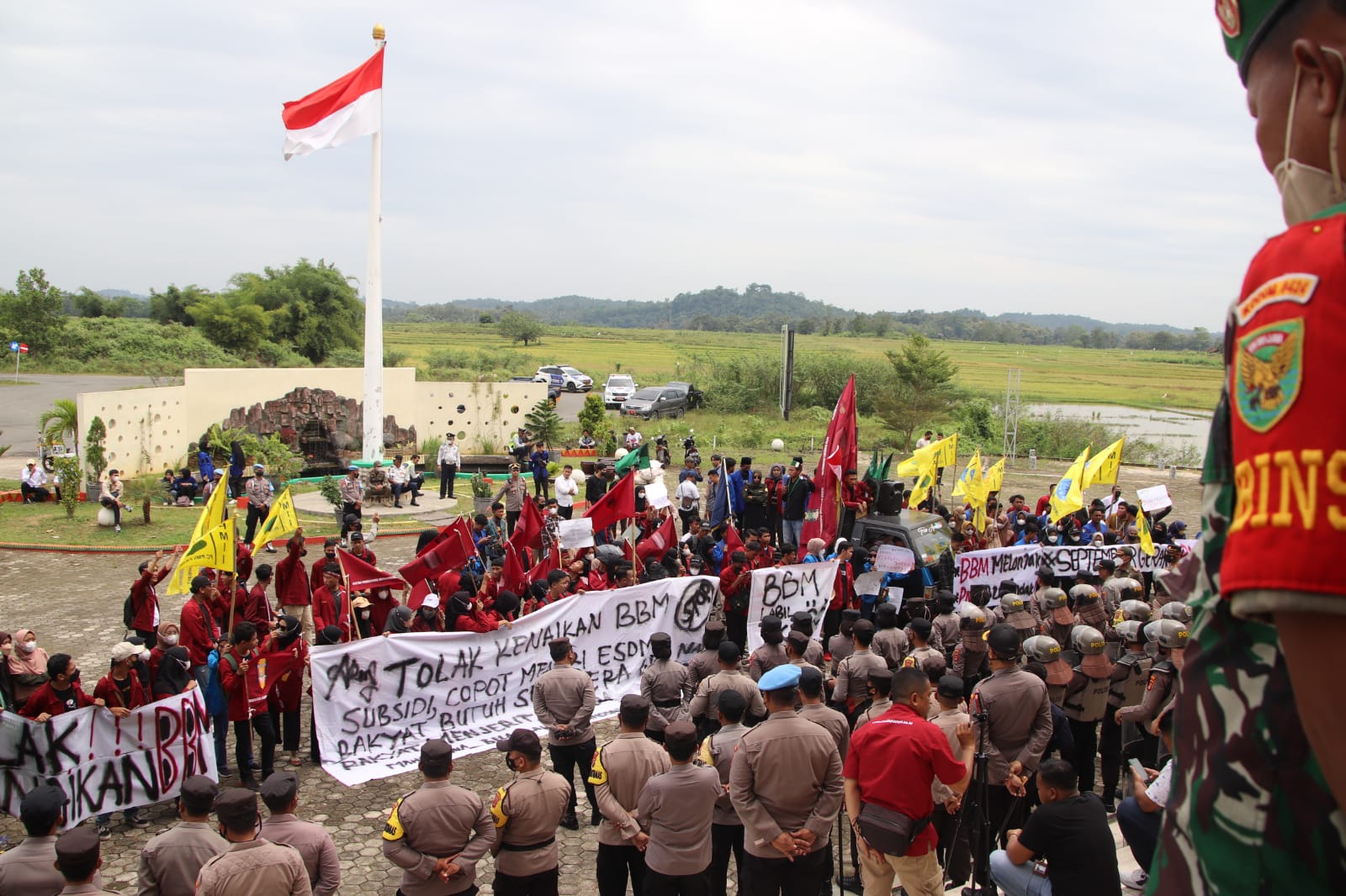 Ratusan Personel Gabungan Amankan Demo Mahasiswa Pringsewu