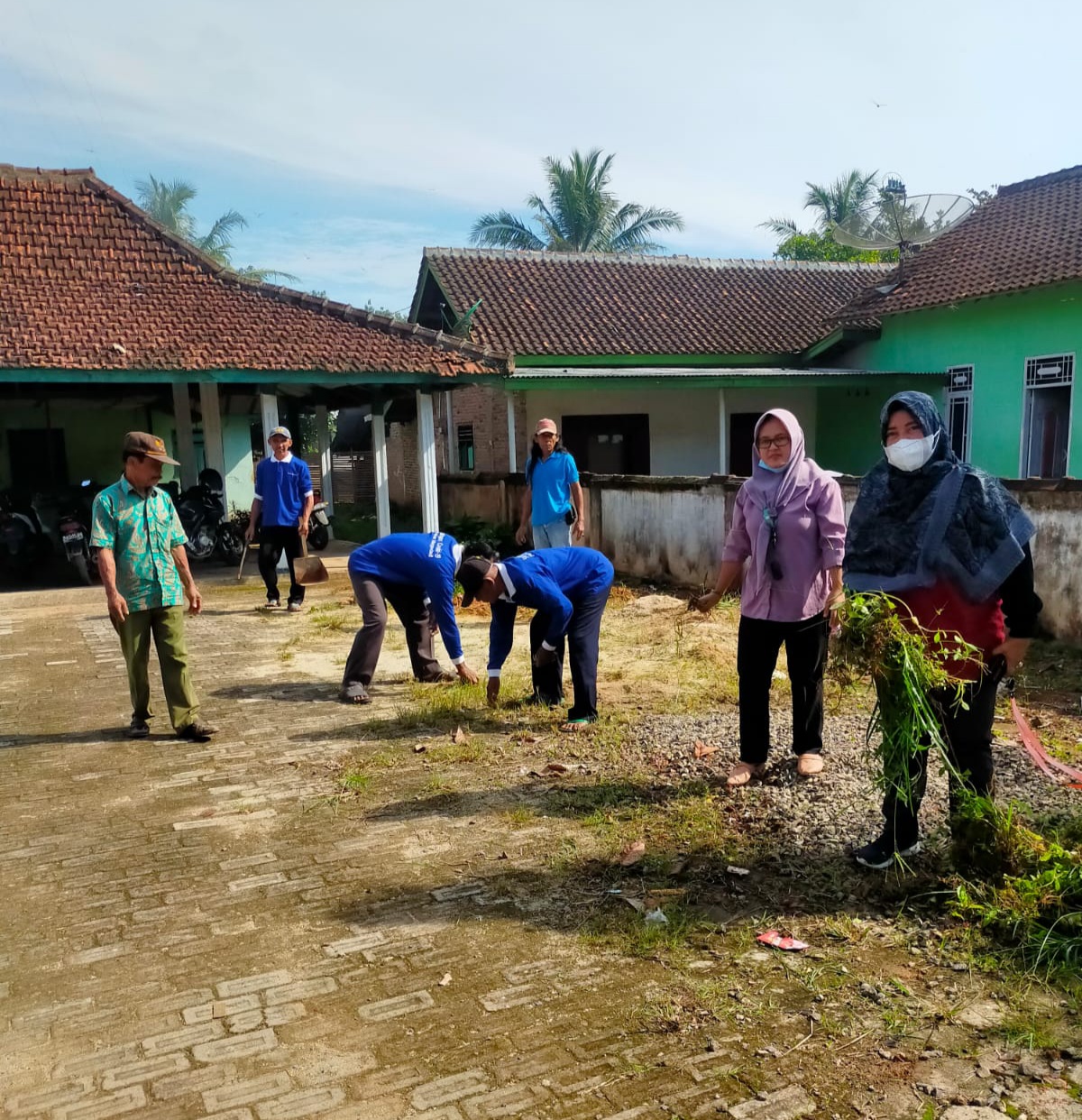 Turun ke Pekon Margodadi, Camat Ambarawa Bersih-Bersih Lingkungan Pekon