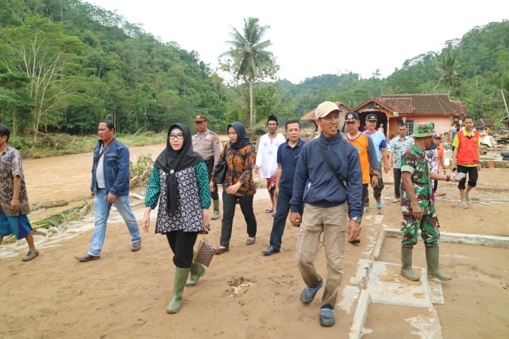 Bunda Dewi Himbau Warga Yang Tinggal di Bantaran Sungai Agar Waspada