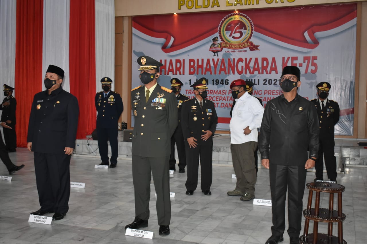 Danrem 043/Gatam Hadiri HUT Bhayangkara ke-75 Secara Virtual di Polda Lampung.