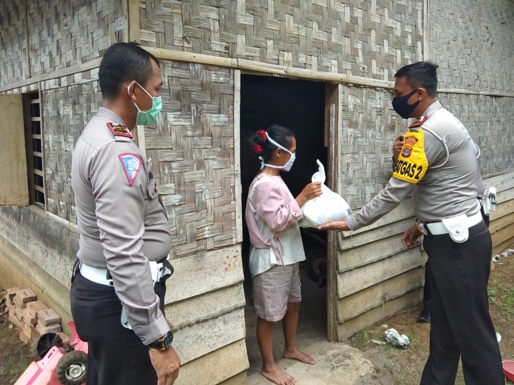 Polres Tanggamus Bagikan Bahan Pokok Kepada Warga Tanjung Anom.