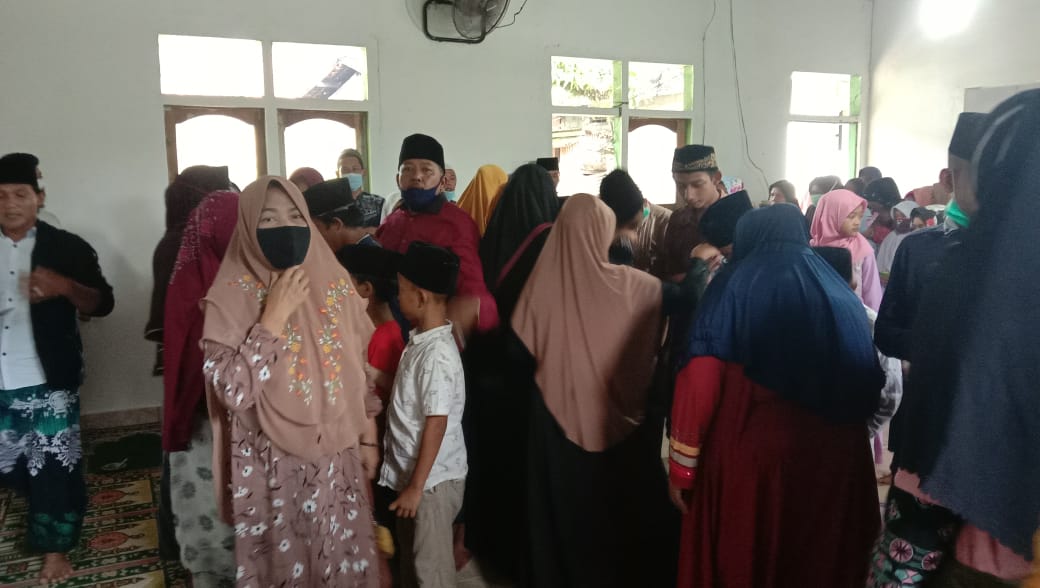 Suasana Haru Dan Sholawat Iringi Pembagian Santunan Anak Yatim.