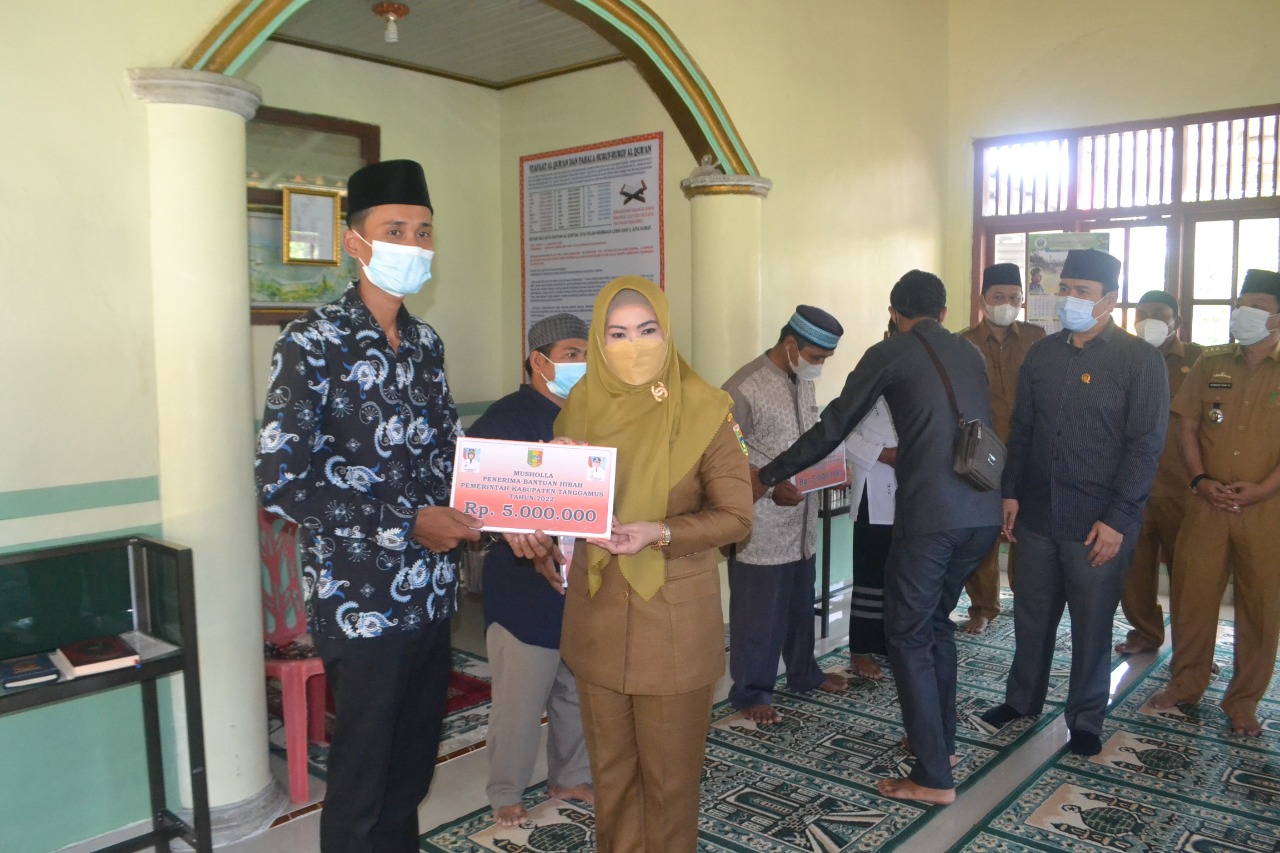 Bupati Tanggamus Serahkan Bantuan Dana Hibah Untuk Masjid dan Mushola.