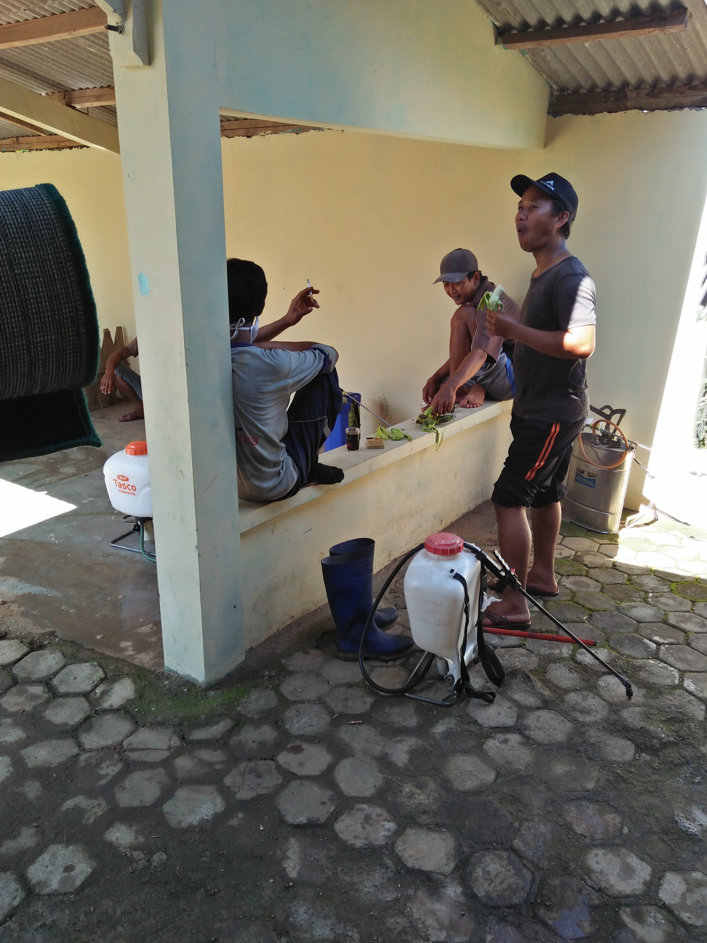 Peduli Corona, Takmir Masjid Al Ikhlas Semprot Disinfektan.