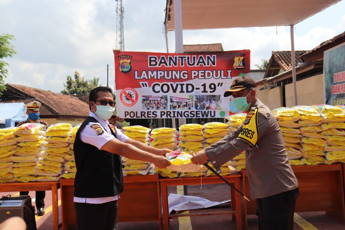 Sambut Bulan Suci Ramadhan, Polres Pringsewu Bagi Paket Sembako.