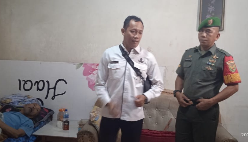 Dampingi Tim Verifikasi, Babinsa Way Hui Cek Warga Calon Penerima BLT-DD 2023