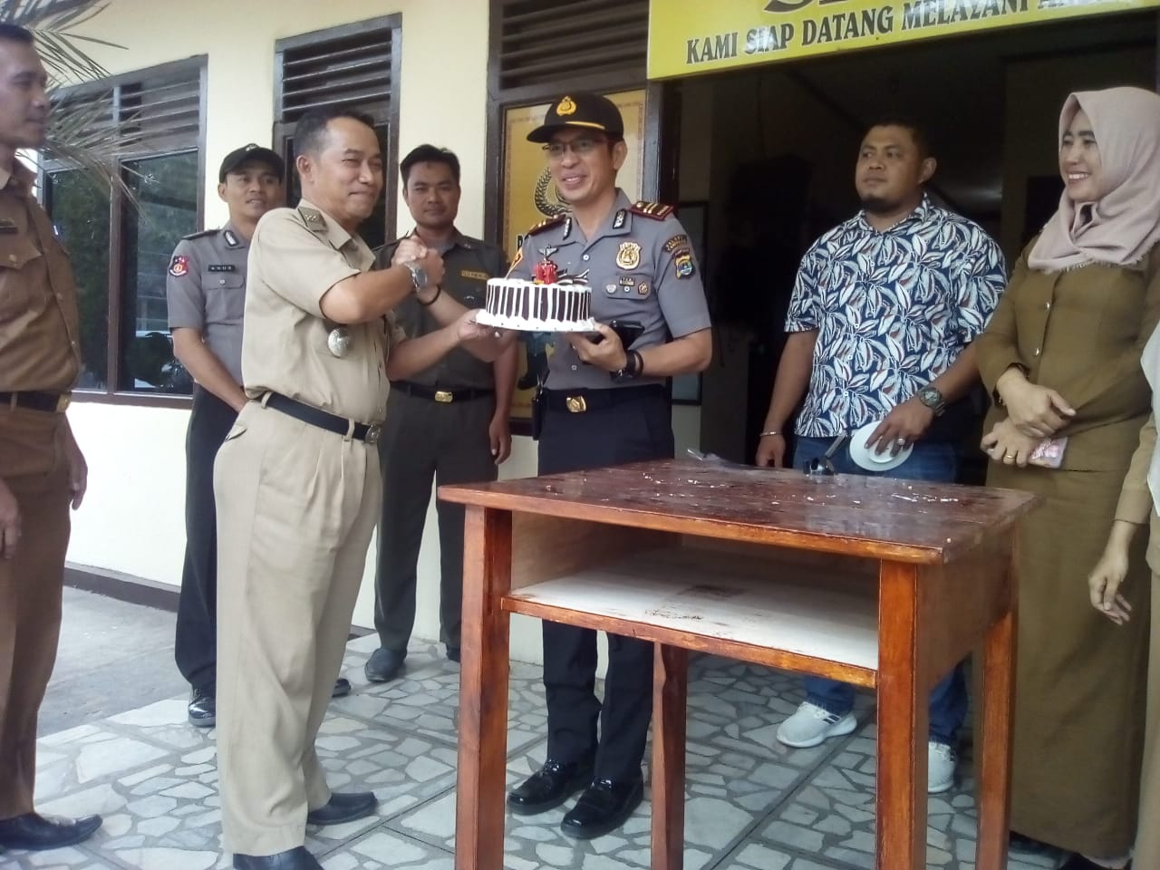 Peringati HUT Bhayangkara, Rombongan Camat Sukoharjo Datangi Polsek Beri Kejutan