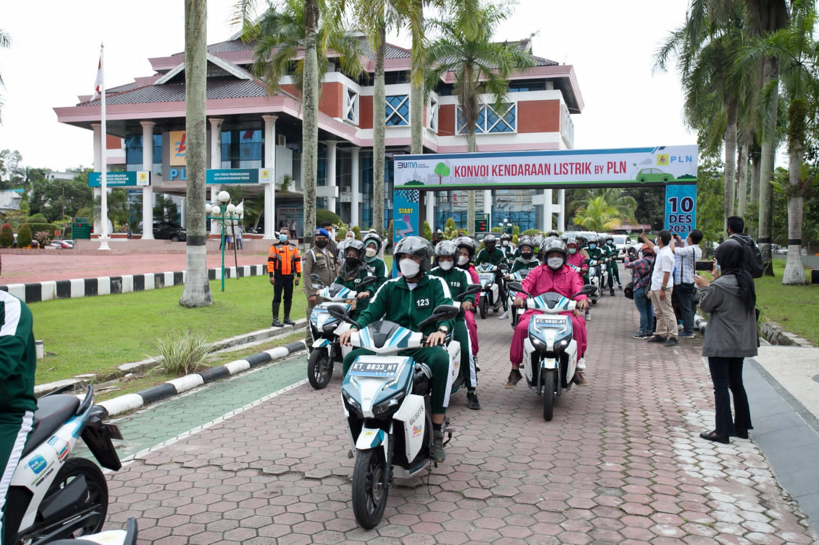 Kampanyekan Electrifying Lifestyle, PLN Konvoi Kendaraan Listrik di Balikpapan.