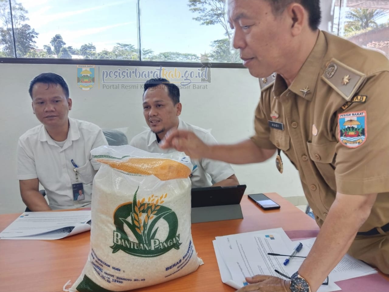 Jaga Ketahanan Pangan, Pemkab Pesibar Gelar Rapat Bersama Bulog