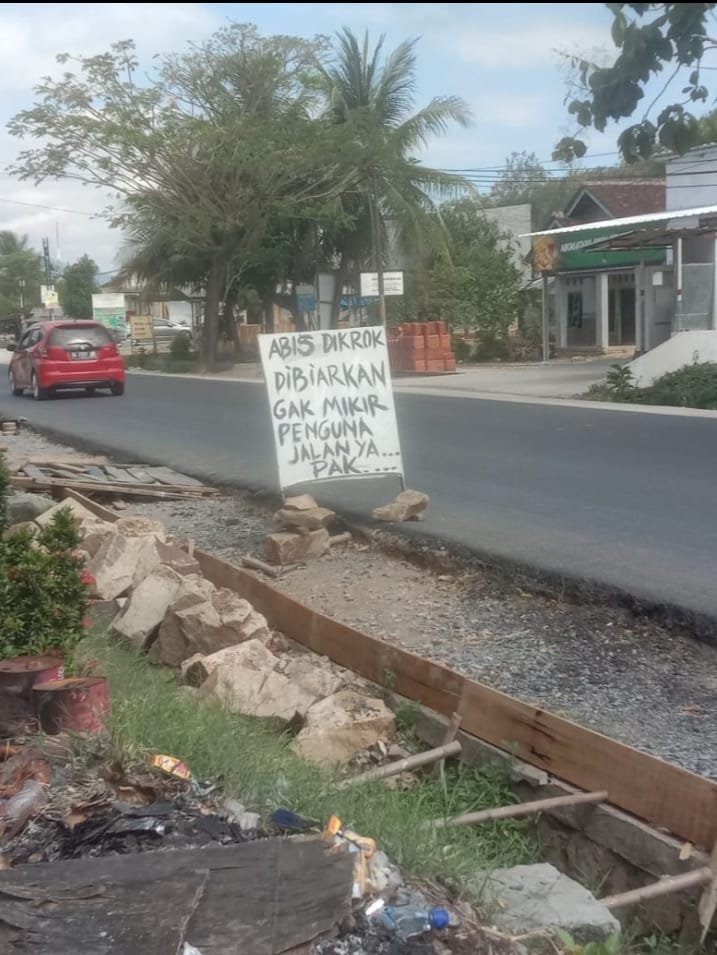 Pedagang di Jalan A.Yani Sidoharjo Pringsewu Keluhkan Pekerjaan Bahu Jalan