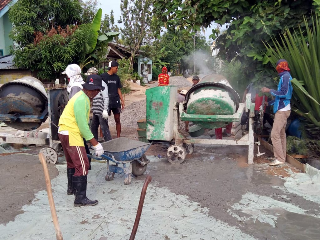 Mudahkan Akses Warga, Pekon Tambahrejo Barat Semen Badan Jalan