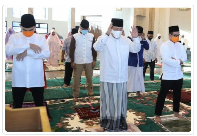 Gubernur Lampung Sholat Idul Fitri 1441 H, Dirumah Bersama Keluarga.