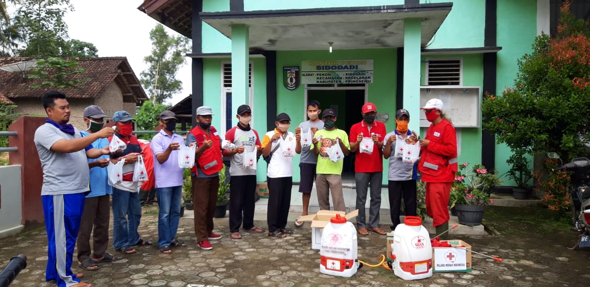 Tanpa Lelah, PMI Pringsewu Terus Lakukan Penyemprotan Disinfektan Di Seluruh Pekon.