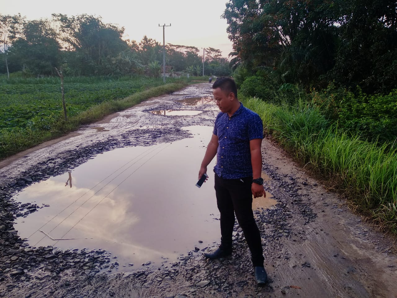 Masyarakat Minta Dinas Terkait (PUPR) Perbaiki Jalan Dan Jembatan