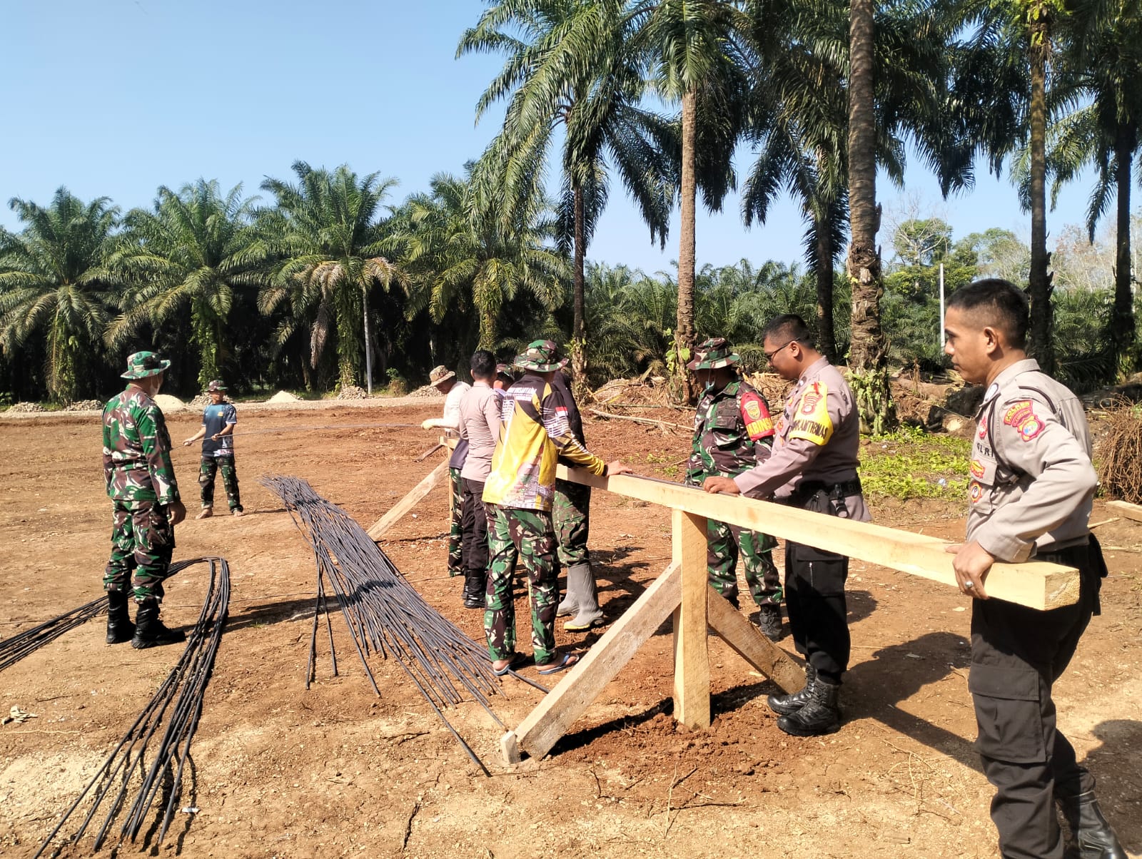 Sinergitas TNI,Polri Dan Masyarakat Dalam TMMD Reguler Ke-121