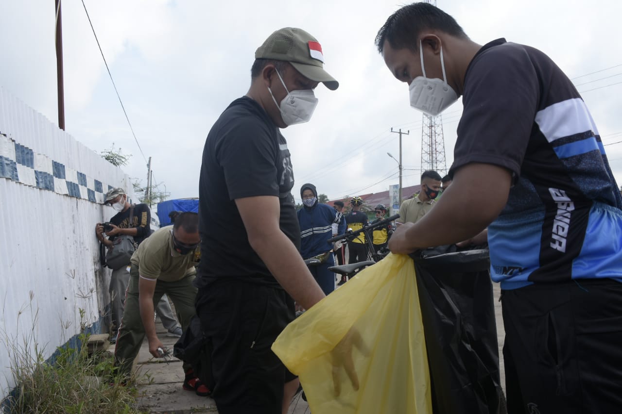 Peringati HPSN, Bupati Umar Lakukan Aksi Pungut Sampah