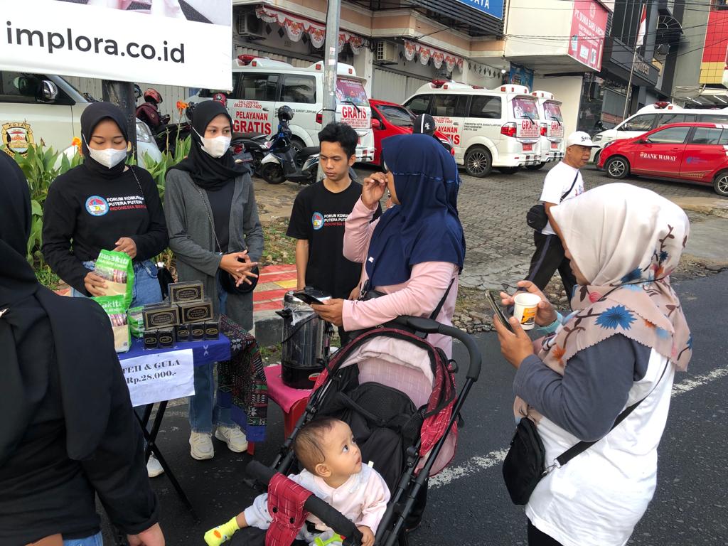 FKPPIB Gelar Aksi Bagi-Bagi Teh Gratis di CFD Bandarlampung