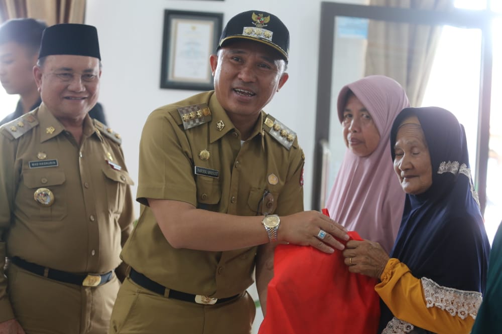 Bupati Lambar Bagikan Ratusan Sembako Kepada Lansia di Kecamatan Batu Brak