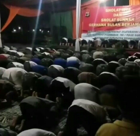 Polres Pesawaran Gelar Shalat Isya Dan Gerhana Bersama Pemkab Dan DPRD