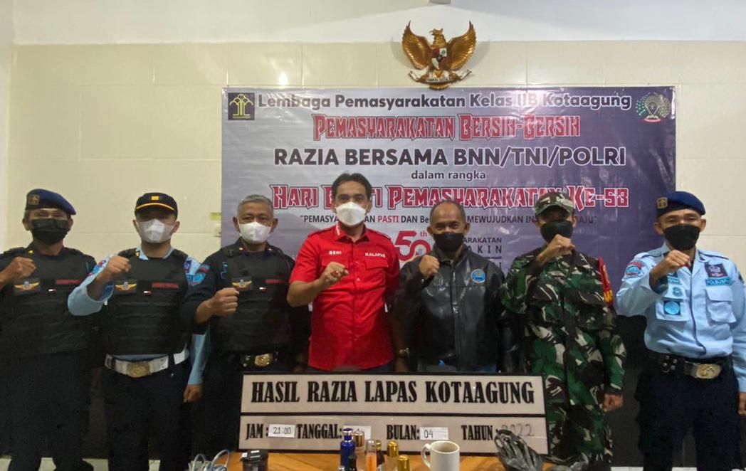 Sinergi dengan BNNK dan Kodim 0424 Tanggamus, Lapas Kotaagung Gelar Razia Gabungan.