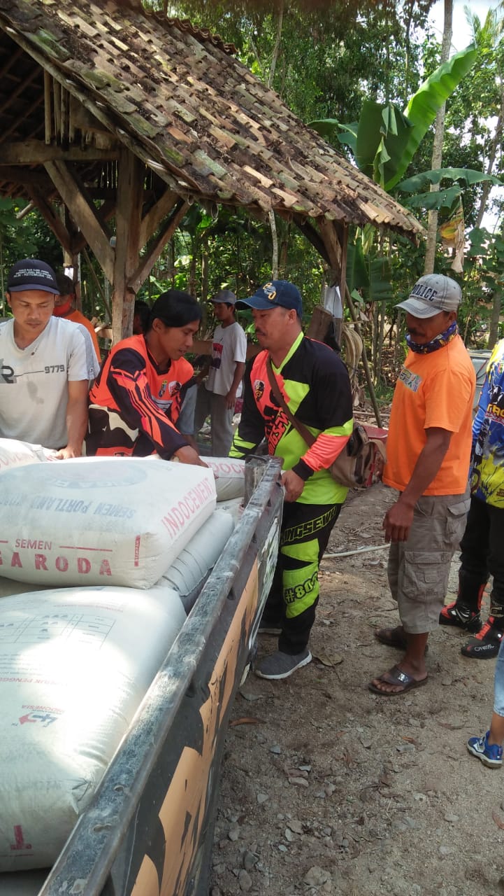 Pecinta Motor Trail (TATRAC) Beri Bantuan TPQ Subulussalaam Pamenang Pagelaran.