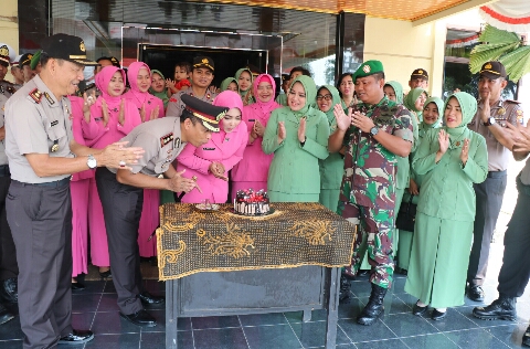 Bawa Spanduk dan Kue, Kodim 0426 Beri Kejutan ke Polres Tuba