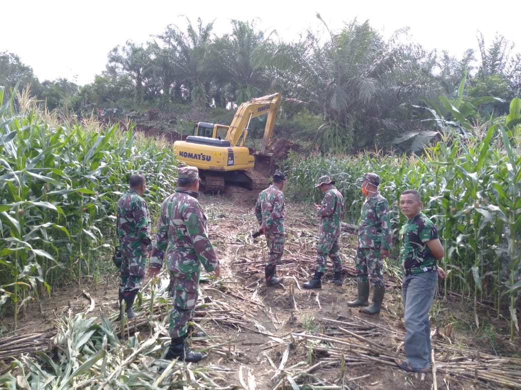 Pra TMMD, Warga Dan TNI Gotongroyong Membuka Jalan Tembus.