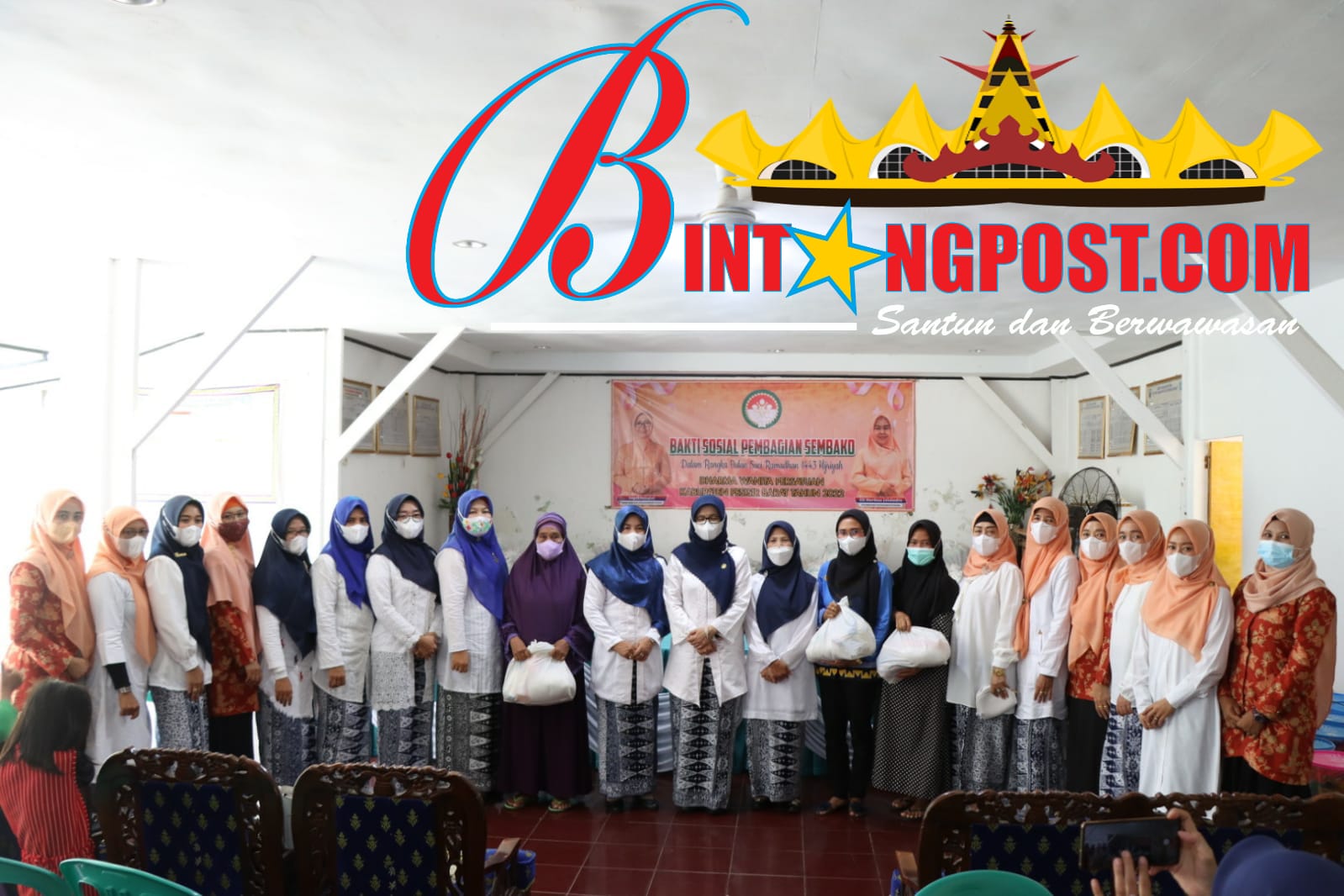 Dharma Wanita Persatuan Kabupaten Pesisir Barat Gelar Bakti Sosial Pembagian Sembako.